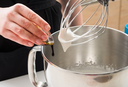 Фото шага рецепта Мраморное безе из аквафабы 152056 шаг 2