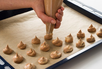 Фото шага рецепта Мраморное безе из аквафабы 152056 шаг 7