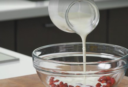 Фото шага рецепта Мусс из ряженки земляники и базилика 152602 шаг 1