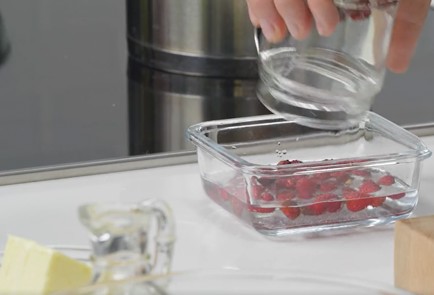 Фото шага рецепта Мусс из ряженки земляники и базилика 152602 шаг 11