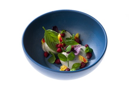 Фото шага рецепта Мусс из ряженки земляники и базилика 152602 шаг 12