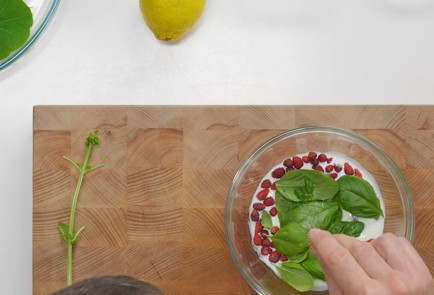 Фото шага рецепта Мусс из ряженки земляники и базилика 152602 шаг 2