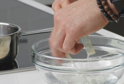 Фото шага рецепта Мусс из ряженки земляники и базилика 152602 шаг 3