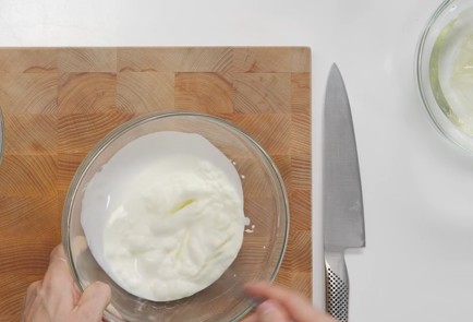 Фото шага рецепта Мусс из ряженки земляники и базилика 152602 шаг 5