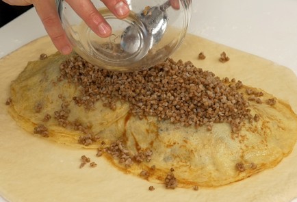 Фото шага рецепта Мясная кулебяка с грибами и гречкой 137116 шаг 9  