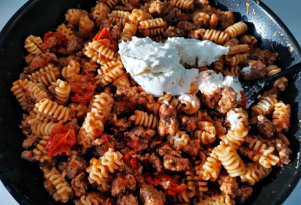 Фото шага рецепта Мясная паста радиатори с томатным соусом 151217 шаг 16  