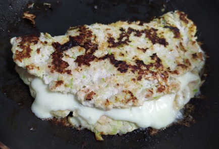 Фото шага рецепта Мясной блин с моцареллой 189814 шаг 10  