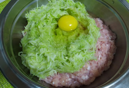 Фото шага рецепта Мясной блин с моцареллой 189814 шаг 3  