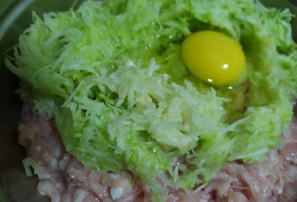 Фото шага рецепта Мясной блин с моцареллой 189814 шаг 4  