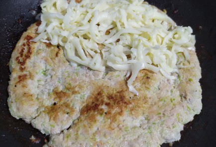 Фото шага рецепта Мясной блин с моцареллой 189814 шаг 9  