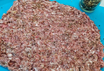 Фото шага рецепта Мясной рулет капрезе 140884 шаг 2