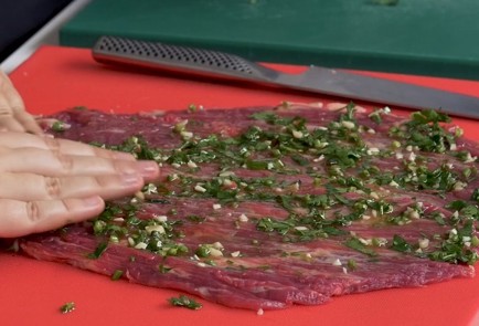 Фото шага рецепта Мясной рулет со шпинатом и сладким перцем 151339 шаг 4  