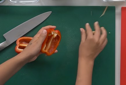 Фото шага рецепта Мясной рулет со шпинатом и сладким перцем 151339 шаг 5  