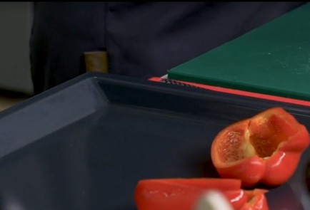 Фото шага рецепта Мясной рулет со шпинатом и сладким перцем 151339 шаг 6  