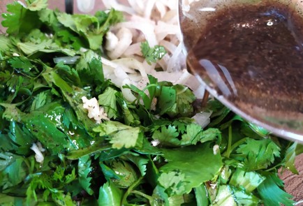 Фото шага рецепта Мясной салат с розовыми помидорами и кинзой 189174 шаг 10  