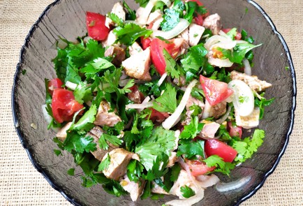 Фото шага рецепта Мясной салат с розовыми помидорами и кинзой 189174 шаг 11  