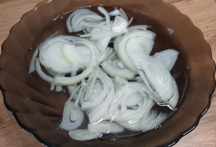 Фото шага рецепта Мясной салат с розовыми помидорами и кинзой 189174 шаг 3  