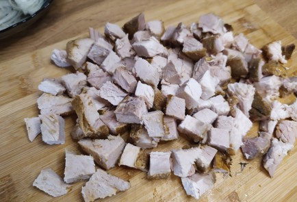 Фото шага рецепта Мясной салат с розовыми помидорами и кинзой 189174 шаг 4  