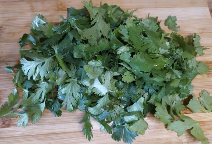 Фото шага рецепта Мясной салат с розовыми помидорами и кинзой 189174 шаг 6  