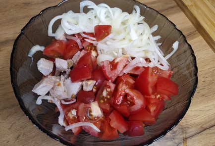 Фото шага рецепта Мясной салат с розовыми помидорами и кинзой 189174 шаг 7  