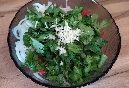 Фото шага рецепта Мясной салат с розовыми помидорами и кинзой 189174 шаг 8  