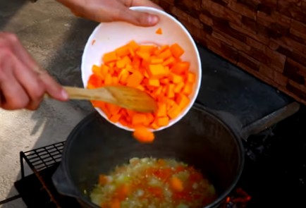 Фото шага рецепта Мясной суп с тыквой на костре 151528 шаг 3  