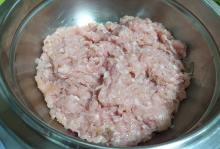 Фото шага рецепта Маффины в духовке с мясом и кабачком 189729 шаг 1  