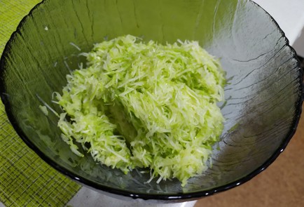 Фото шага рецепта Маффины в духовке с мясом и кабачком 189729 шаг 2  