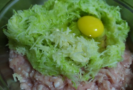 Фото шага рецепта Маффины в духовке с мясом и кабачком 189729 шаг 4  