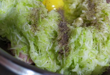 Фото шага рецепта Маффины в духовке с мясом и кабачком 189729 шаг 5  