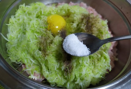 Фото шага рецепта Маффины в духовке с мясом и кабачком 189729 шаг 6  