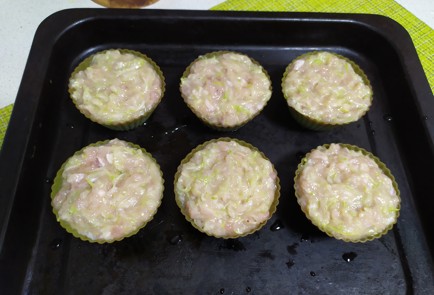 Фото шага рецепта Маффины в духовке с мясом и кабачком 189729 шаг 8  