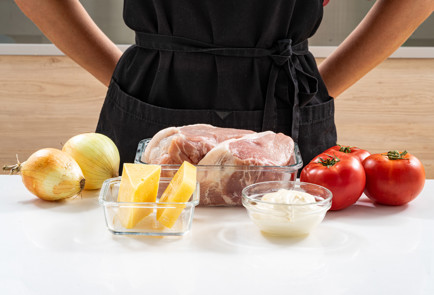 Фото шага рецепта Мясо пофранцузски с помидорами в духовке 190029 шаг 1  