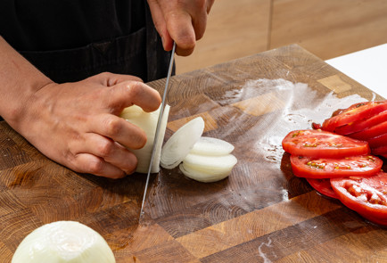 Фото шага рецепта Мясо пофранцузски с помидорами в духовке 190029 шаг 2  