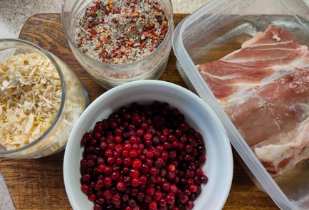 Фото шага рецепта Мясо с брусникой 192035 шаг 1  