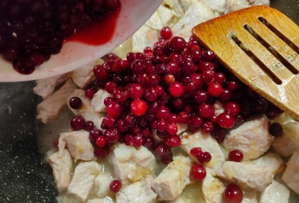 Фото шага рецепта Мясо с брусникой 192035 шаг 8  