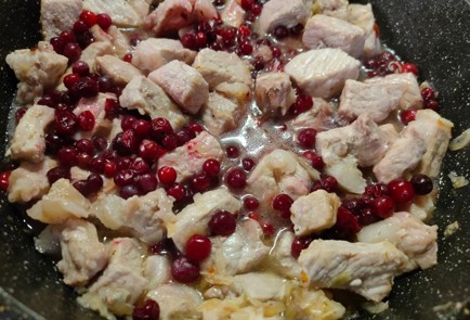 Фото шага рецепта Мясо с брусникой 192035 шаг 9  