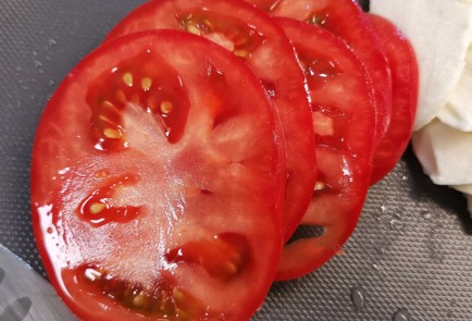 Фото шага рецепта Начинка для блинчика Капрезе 174408 шаг 2