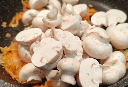 Фото шага рецепта Начинка для блинов из курицы и грибов 191377 шаг 7  