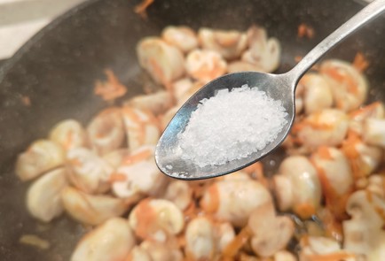 Фото шага рецепта Начинка для блинов из курицы и грибов 191377 шаг 8  