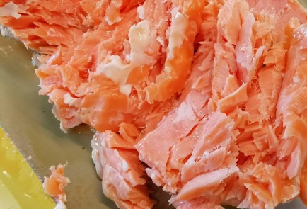 Фото шага рецепта Начинка для блинов с красной рыбой 174149 шаг 4  