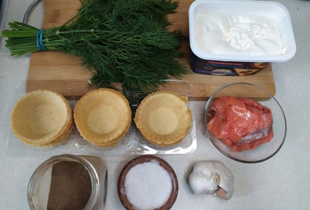 Фото шага рецепта Начинка для тарталеток с красной рыбой и творожным сыром 190881 шаг 1  