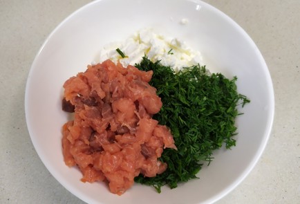 Фото шага рецепта Начинка для тарталеток с красной рыбой и творожным сыром 190881 шаг 5  