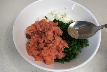 Фото шага рецепта Начинка для тарталеток с красной рыбой и творожным сыром 190881 шаг 6  