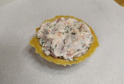 Фото шага рецепта Начинка для тарталеток с красной рыбой и творожным сыром 190881 шаг 9  