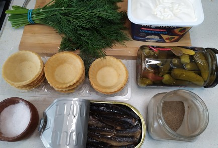 Фото шага рецепта Начинка для тарталеток с солеными огурцами и шпротами 190894 шаг 1  