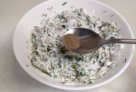 Фото шага рецепта Начинка для тарталеток с солеными огурцами и шпротами 190894 шаг 6  