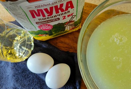 Фото шага рецепта Наливной пирог с капустой и луком на сыворотке 189706 шаг 1  