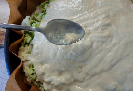 Фото шага рецепта Наливной пирог с капустой и луком на сыворотке 189706 шаг 19  