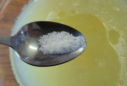 Фото шага рецепта Наливной пирог с капустой и луком на сыворотке 189706 шаг 3  